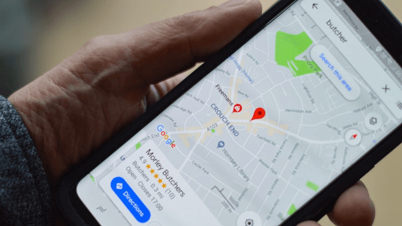 Schermo di laptop che mostra i risultati di ricerca Google con la mappa locale e i pin delle attività, rappresentazione della SEO locale