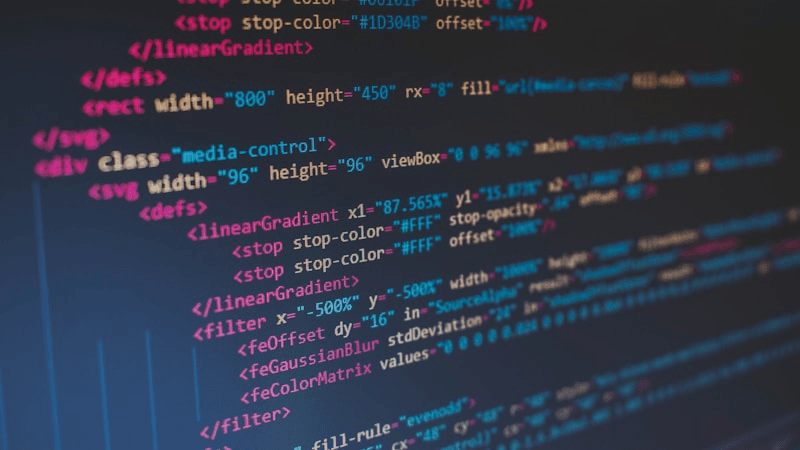 Schermata di codice TypeScript con errori del compilatore evidenziati in rosso su editor VS Code scuro